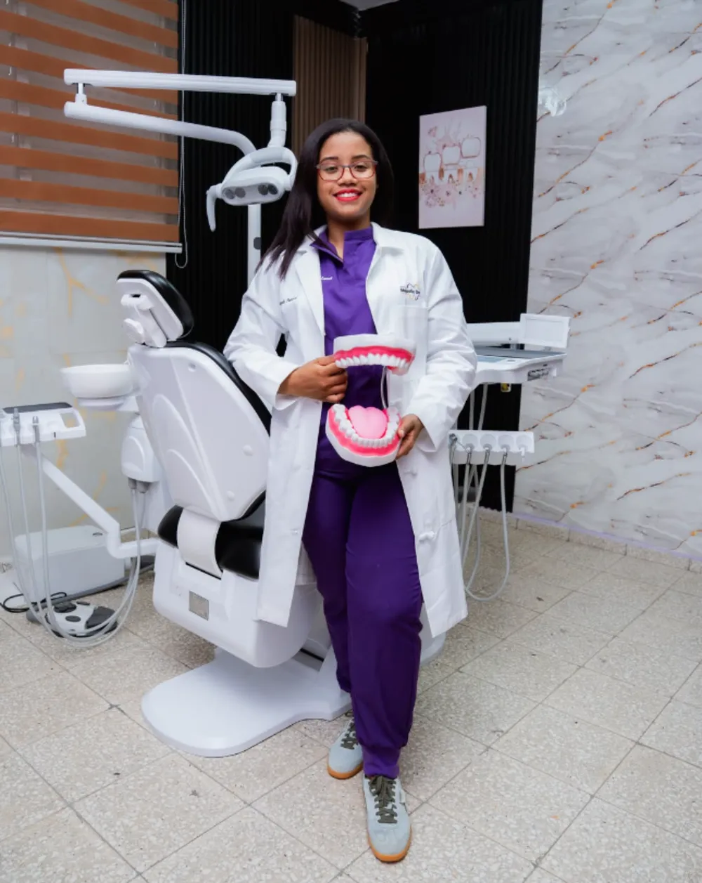 Dra. Nayeli Polanco sonriendo junto al sillón dental en el consultorio de Majestic Dental