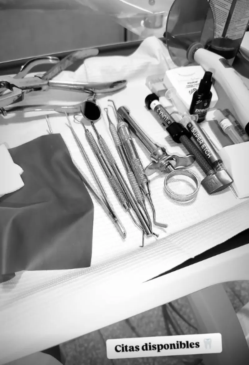 Instrumental dental preparado para la consulta